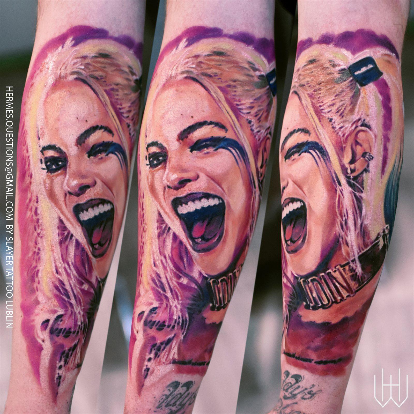 Tatuaż realistyczny kolorowy — portret Harley Quinn na przedramieniu, Hermes.art.tattoo Lublin
