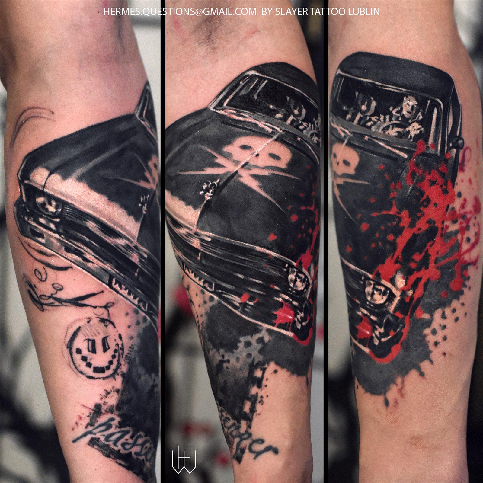 Tatuaż trash polka — czarny muscle car z trupią czaszką i czerwonymi akcentami na przedramieniu, Hermes.art.tattoo Lublin