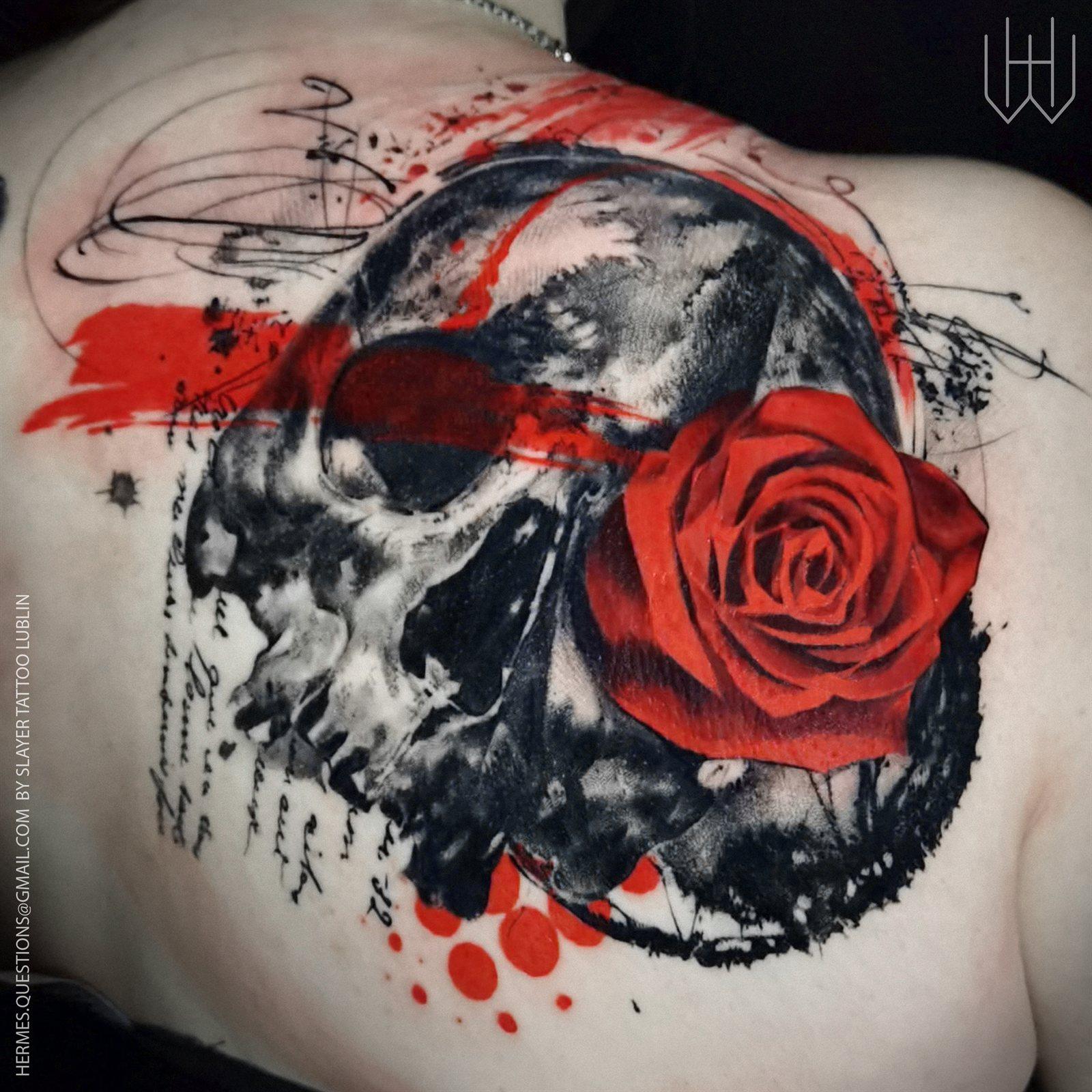 Tatuaż trash polka — czaszka z czerwoną różą i kaligrafią na łopatce, Hermes.art.tattoo Lublin