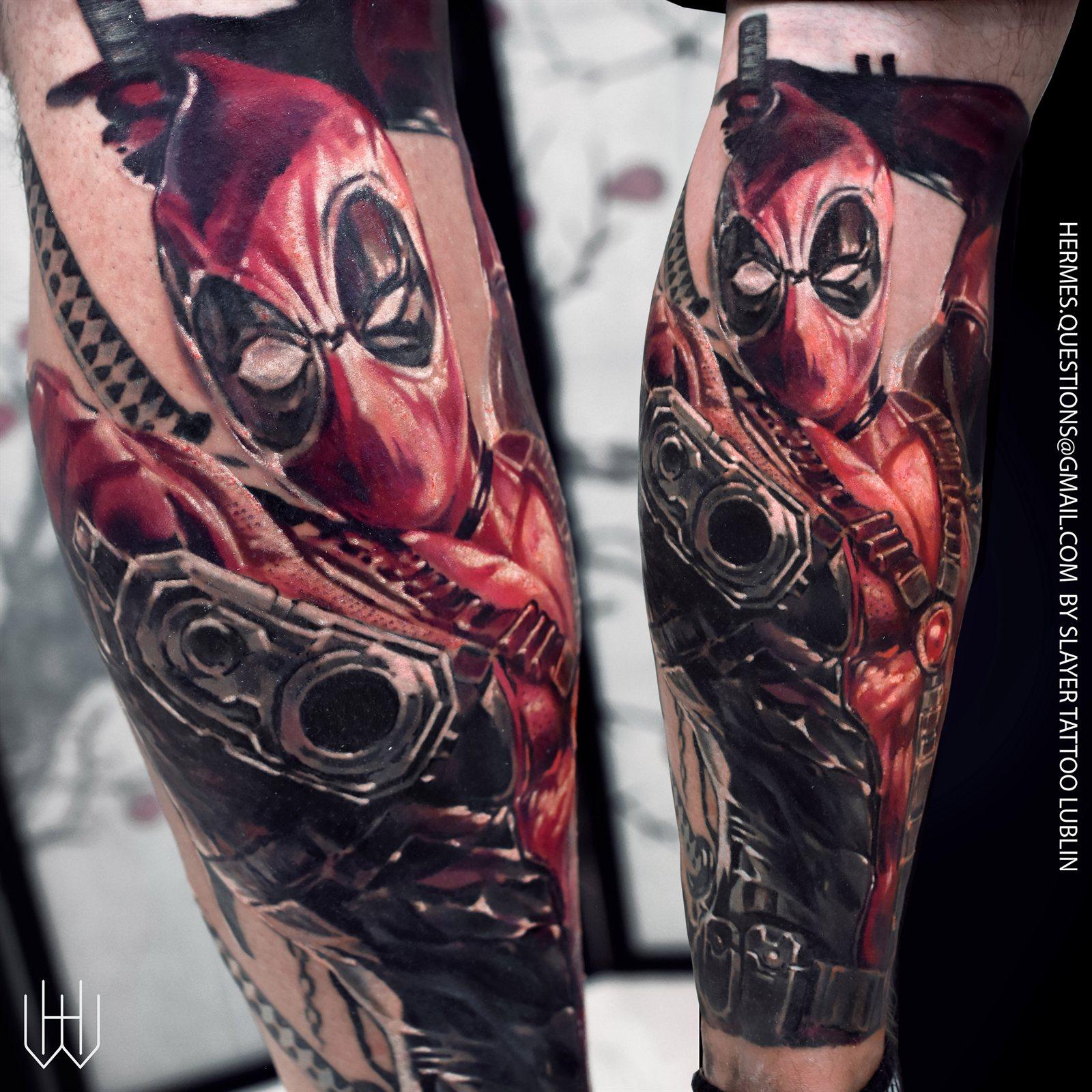Tatuaż realistyczny kolorowy — Deadpool z rewolwerami na łydce, Hermes.art.tattoo Lublin