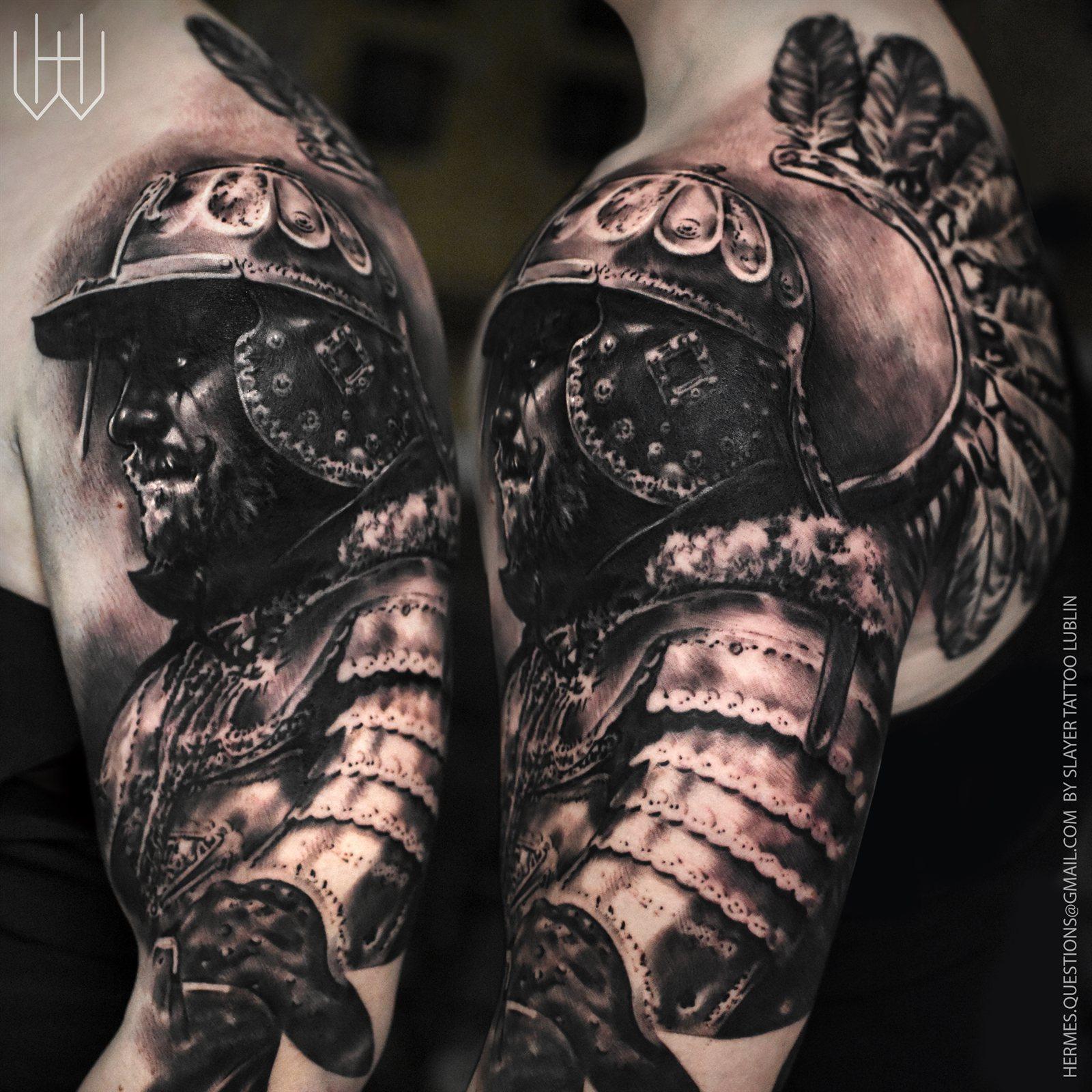 Tatuaż realistyczny czarno-szary — husarz w hełmie ze skrzydłem husarskim na ramieniu i barku, Hermes.art.tattoo Lublin
